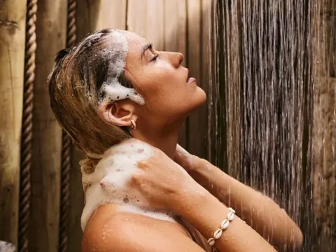 Vì sao nên tắm trong ánh đèn mờ?