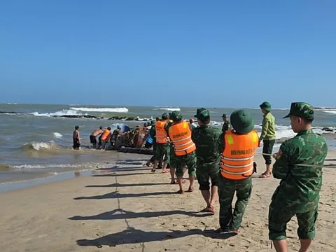 Tàu hàng và ghe đánh cá gặp sự cố nghiêm trọng ở Cửa Việt