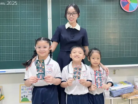 Cô giáo lớp 1 làm photobooth Noel ở lớp học, câu nói khiến người lớn chạnh lòng 1