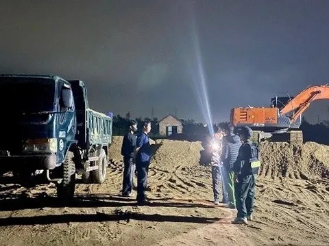 Hơn 100 cảnh sát đột kích, triệt phá 2 bãi cát lậu, tạm giữ 39 người