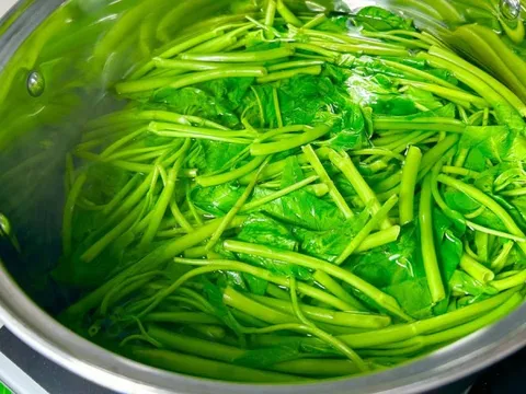 Có nên cho muối vào khi luộc rau?
