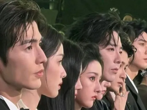 Khung ảnh gây nhức nhối showbiz nhất lúc này: Sao mũi ai cũng thẳng tắp, như đúc ra từ một khuôn