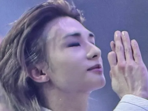 Nam ca sĩ nổi tiếng đánh rơi 1,4 tỷ trên sân khấu