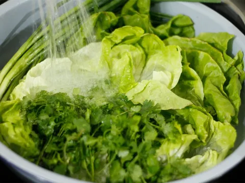 Rửa rau ngâm muối bao lâu là đủ sạch mà không làm nát rau?