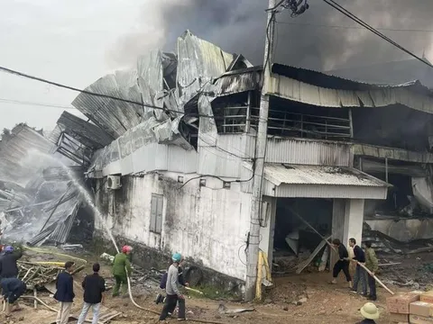 Cháy lớn tại một xưởng may, thiệt hại nhiều tỉ đồng