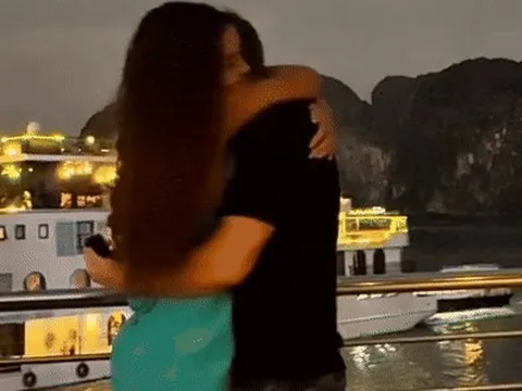 Clip ngọt ngào nhất cuối năm: Hoa hậu gen Z được bạn trai cầu hôn như phim ở Vịnh Hạ Long