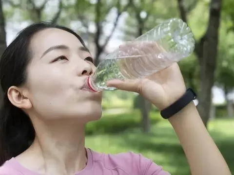 Ngày càng nhiều người suy thận, bác sĩ cảnh báo 8 sai lầm khi uống nước: “Đừng coi nhẹ những thói quen này”