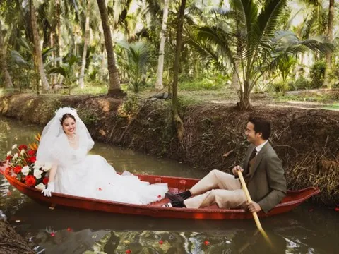 Đoàn Minh Tài chèo xuồng trong lễ cưới giữa vườn dừa ở quê nhà