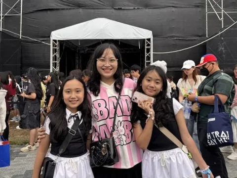 'Đu idol' cùng con ở Anh trai say hi