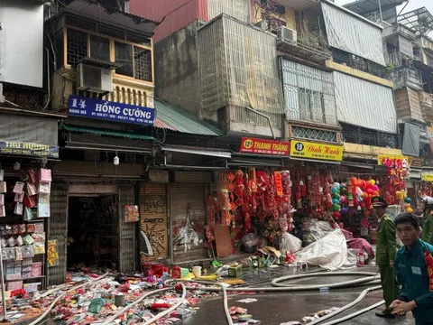 Cháy nhà 5 tầng trên phố Hàng Mã, một phụ nữ nhảy từ tầng cao xuống bị thương
