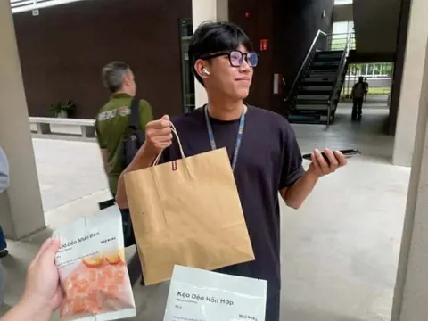 Chàng trai đi quanh trường đại học tặng kẹo cho người lạ chỉ vì một lý do 1