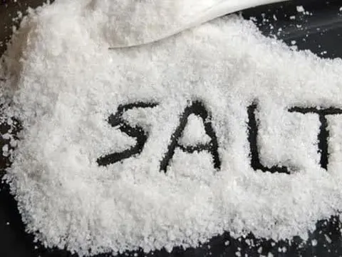 Lợi ích của thói quen uống nước muối ấm mỗi sáng