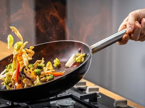 Vì sao dùng mỡ lợn chiên xào lại ngon hơn dầu ăn?