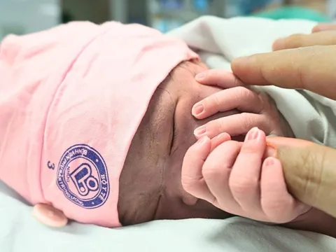 Khoảnh khắc xúc động đón em bé chào đời đúng giây phút giao thừa 2026 0