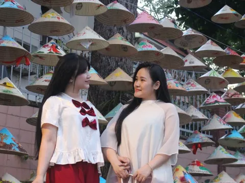 TP HCM: Hàng ngàn chiếc nón lá ‘dệt’ nên con đường check-in độc đáo