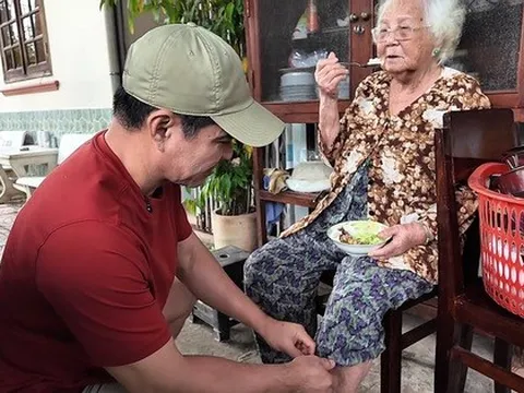 Mẹ diễn viên Trung Dũng 88 tuổi bị ngã ở vườn nhà