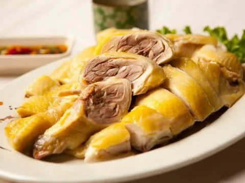 Mẹo luộc gà ngon đẹp: Da vàng căng bóng, thịt chín đều, không nứt da