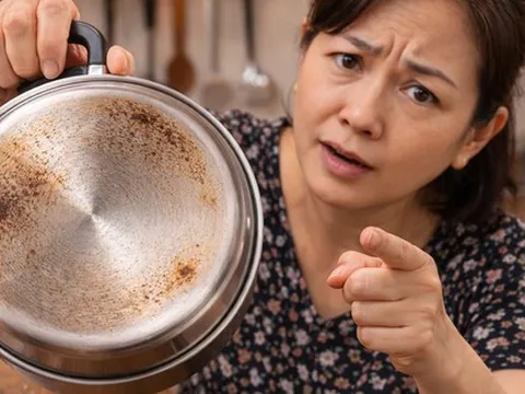 Mẹ tôi dặn: Cọ nồi cháy bằng muối hạt là sai bét – sạch đâu chưa thấy, chỉ thấy đáy nồi mòn toang