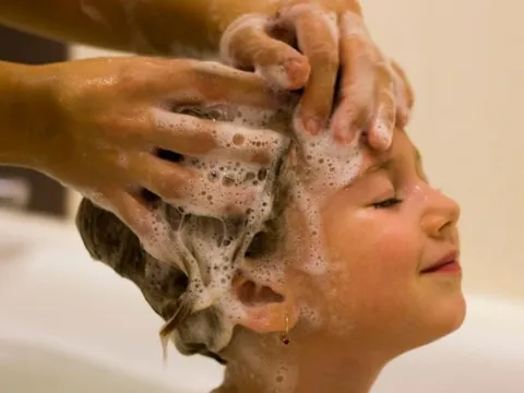 Nước tắm thảo dược quen dùng cho trẻ em bị Bộ Y tế thu hồi, tiêu hủy vì không đạt chuẩn vi sinh