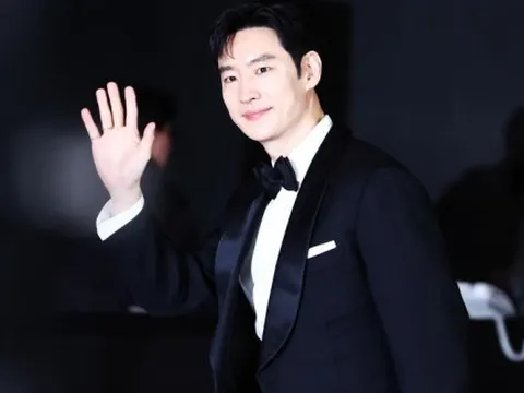 Lee Je-hoon tiếp tục làm nên lịch sử với Taxi Driver 3