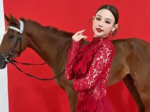 Huyền Baby gây chú ý với concept ngập sắc đỏ "mã đáo thành công"