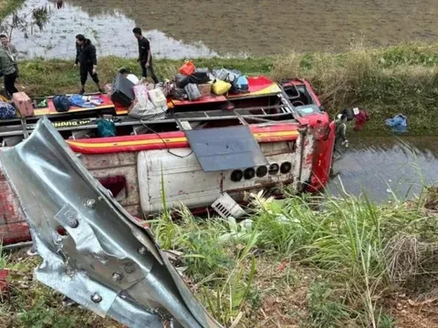 Vụ lật xe khách khiến 11 người bị thương: Tài xế buồn ngủ