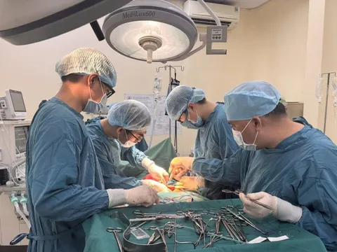 Người đàn ông nhập viện trong tình trạng tiểu ra máu tươi kéo dài