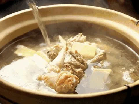 Vì sao nên nêm muối muộn khi ninh xương?