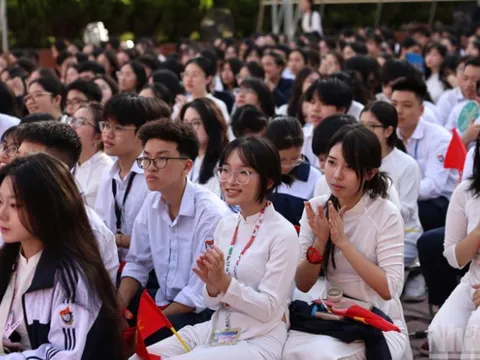 Phải báo cáo về quan hệ giữa giáo viên dạy thêm với người đăng ký kinh doanh dạy thêm 0