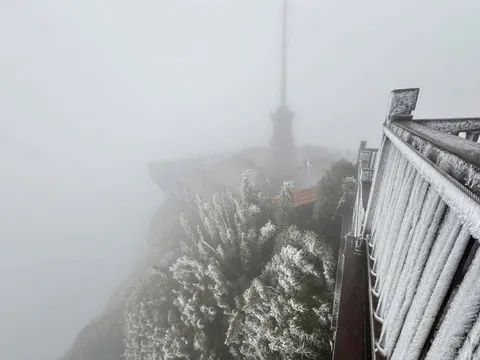 Nhiệt độ giảm xuống -3 độ C, băng giá bao phủ nóc nhà Đông Dương