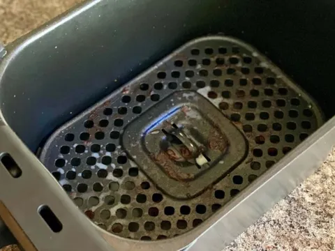 Nồi chiên không dầu sạch bất ngờ khi được vệ sinh bằng thứ này - không phải chanh