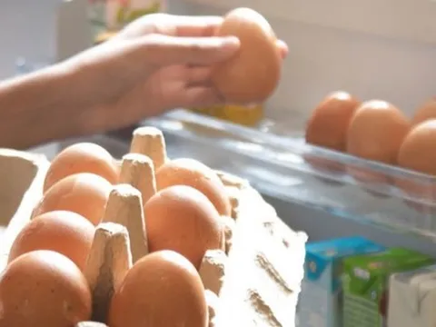 Để trứng trong hay ngoài tủ lạnh tốt hơn? Câu trả lời không đơn giản như nhiều người nghĩ