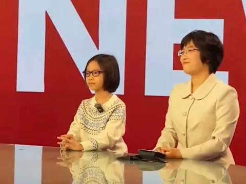 Cô bé 9 tuổi đứng trước ống kính VTV, dẫn bản tin tiếng Anh 'chuẩn' biên tập viên 0