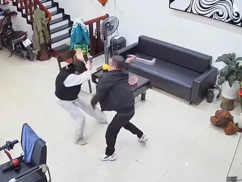 Hé lộ nguyên nhân chồng dùng dao truy sát vợ, con gái tại quán cắt tóc