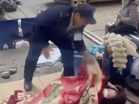 Bệnh viện Bạch Mai yêu cầu cho thôi việc bảo vệ "ném chăn" người nhà bệnh nhân khi trời giá rét