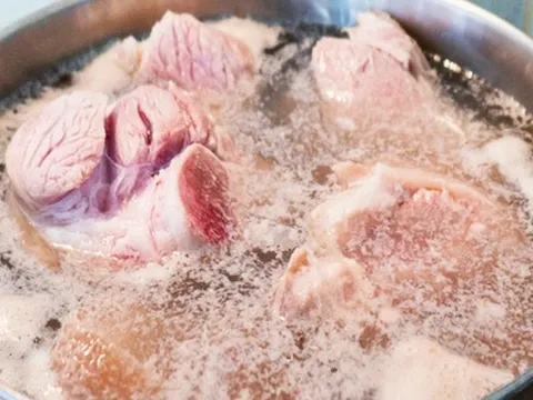 Luộc thịt nên thả nước lạnh hay đợi nước sôi? Chuyên gia giải đáp 1 câu khiến nhiều người lập tức thay đổi suy nghĩ