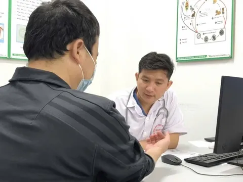 'Sởn da gà' nhìn sán dây dài gần mét trong đại tràng người đàn ông mê ăn đồ tái 0