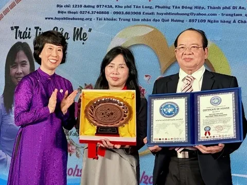 Trao tặng Đĩa vàng Cống hiến cho 'Người mẹ đông con nhất' Huỳnh Tiểu Hương